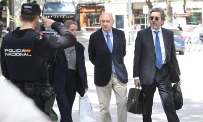 El exministro del Interior Jorge Fernández Díaz (segundo por la derecha) a su llegada a la Audiencia Nacional este miércoles. Victor Lerena (EFE)