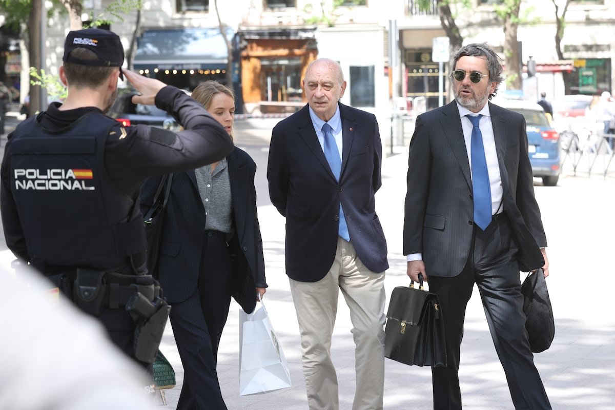 El exministro del Interior Jorge Fernández Díaz (segundo por la derecha) a su llegada a la Audiencia Nacional este miércoles. Victor Lerena (EFE)