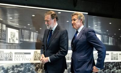 Mariano Rajoy, expresidente del Gobierno, y Alberto Núñez Feijóo, actual presidente del PP, durante la presentación de un libro del antiguo líder conservador, en noviembre de 2025. Claudio Álvarez