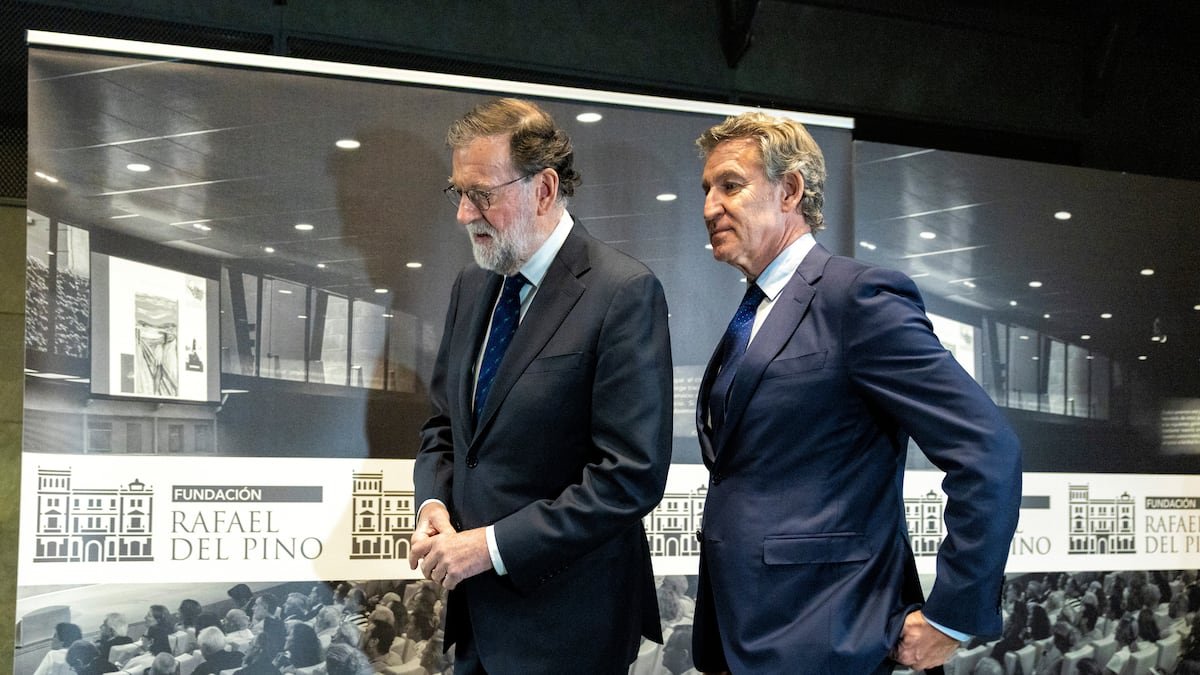 Mariano Rajoy, expresidente del Gobierno, y Alberto Núñez Feijóo, actual presidente del PP, durante la presentación de un libro del antiguo líder conservador, en noviembre de 2025. Claudio Álvarez