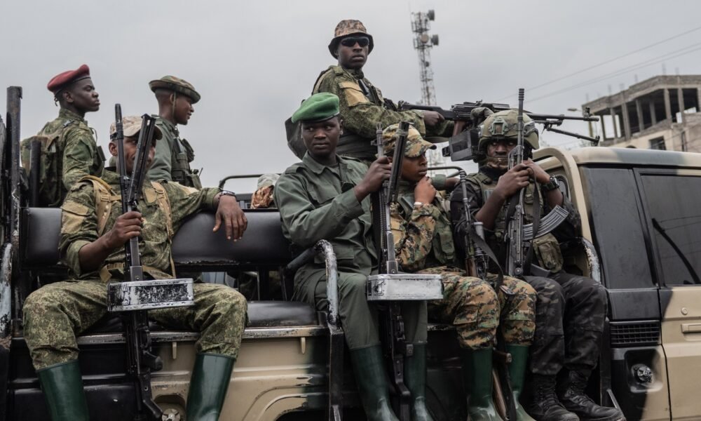 Armed security personnel mantienen la vigilancia durante un servicio memorial colectivo organizado por la Alianza Fleuve Congo (AFC) y el grupo armado M23 en Masisi, Norte Kivu, República Democrática del Congo, 08 de enero de 2026 [Moise Kasereka/EPA]
