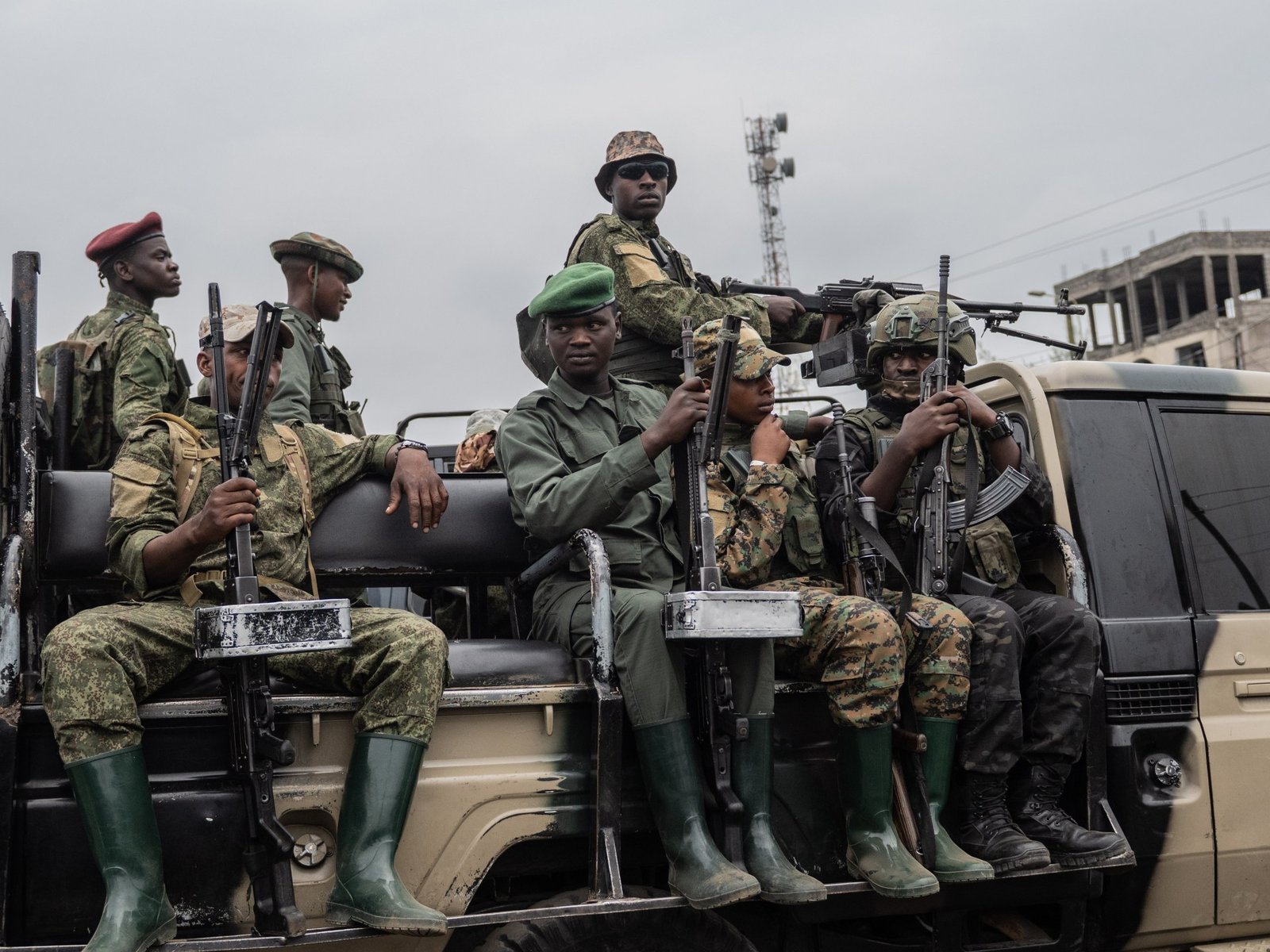 Armed security personnel mantienen la vigilancia durante un servicio memorial colectivo organizado por la Alianza Fleuve Congo (AFC) y el grupo armado M23 en Masisi, Norte Kivu, República Democrática del Congo, 08 de enero de 2026 [Moise Kasereka/EPA]