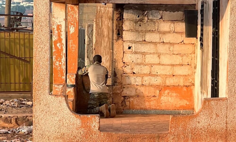 Un soldado maliense en una posición en la base de Kati, a las afueras de Bamako, este sábado. Stringer (REUTERS)