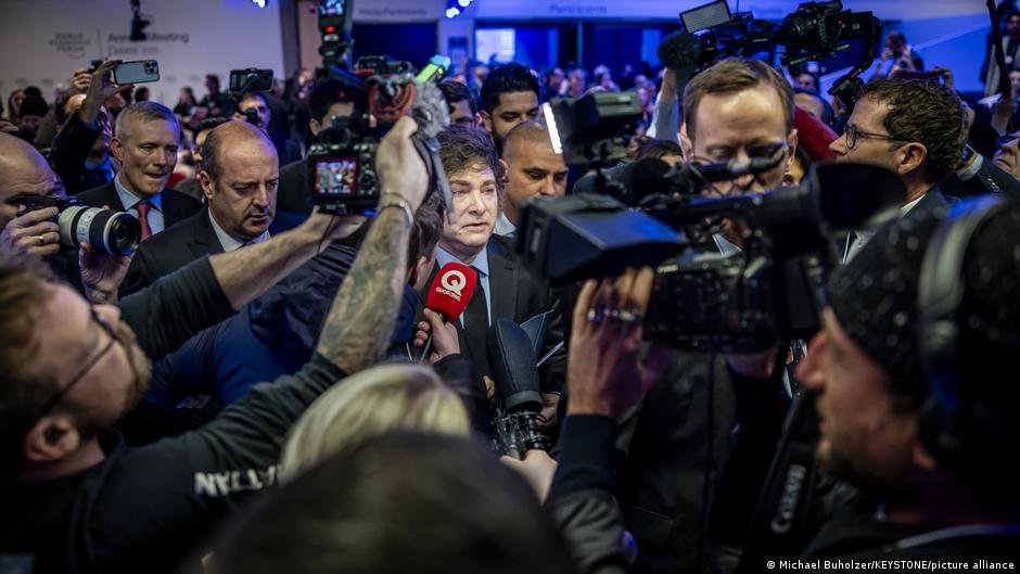 La caída se debe, en parte, al deterioro "de los indicadores políticos y sociales, que marca un aumento de la hostilidad y de las presiones gubernamentales hacia la prensa". (Imagen de archivo 23.01.2025) Imagen: Michael Buholzer/KEYSTONE/picture alliance