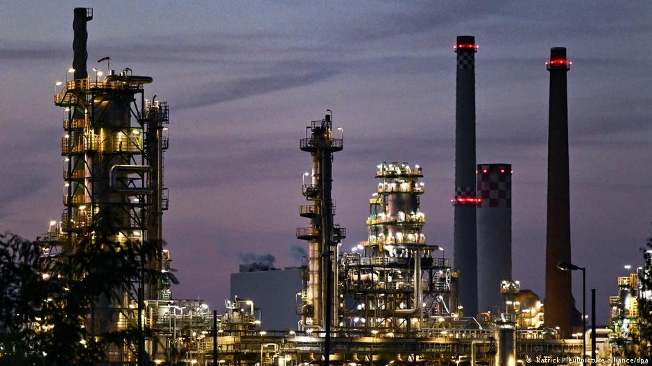 La refinería PCK en Schwedt, en la región de Uckermark, al noreste de Brandeburgo, que abastece de combustible a gran parte del noreste de Alemania, se vio obligada a detener importaciones de petróleo ruso en 2023. Imagen: Patrick Pleul/picture alliance/dpa