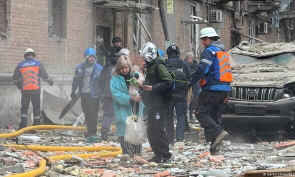 Rescatistas ayudan a residentes a evacuar un edificio civil atacado por los agresores rusos. Imagen: Serhii Chalyi/REUTERS