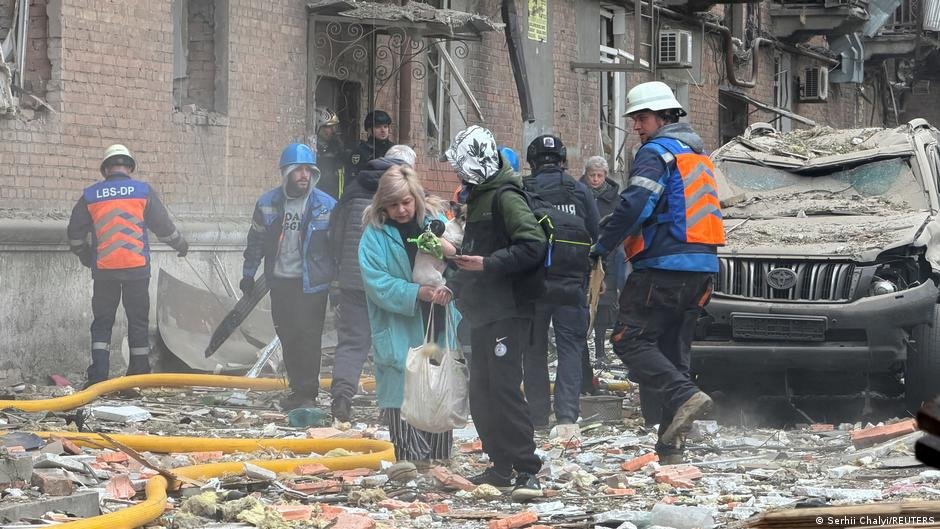Rescatistas ayudan a residentes a evacuar un edificio civil atacado por los agresores rusos. Imagen: Serhii Chalyi/REUTERS