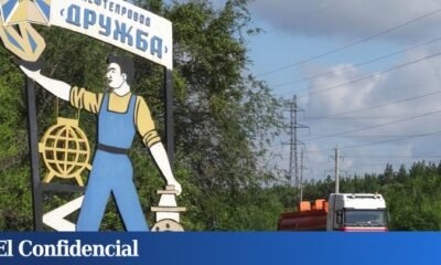 Un camión cisterna pasa junto a un cartel que dice "Oleoducto Druzhba" cerca de la ciudad de Samara, Rusia. (Reuters)
