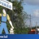 Un camión cisterna pasa junto a un cartel que dice "Oleoducto Druzhba" cerca de la ciudad de Samara, Rusia. (Reuters)