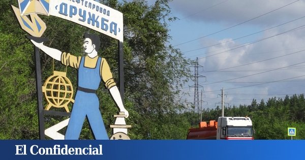 Un camión cisterna pasa junto a un cartel que dice "Oleoducto Druzhba" cerca de la ciudad de Samara, Rusia. (Reuters)