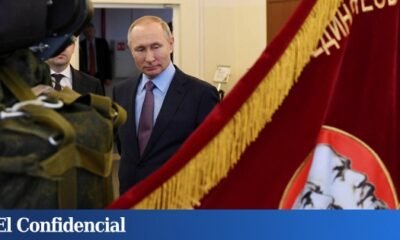 Putin junto a una bandera representando a Stalin y Lenin. (Reuters)