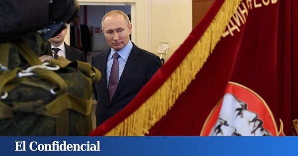 Putin junto a una bandera representando a Stalin y Lenin. (Reuters)