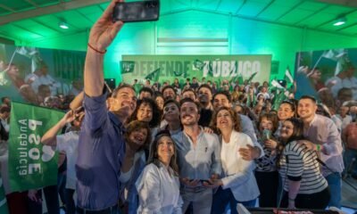 El secretario general del PSOE y presidente del Gobierno, Pedro Sánchez, y la candidata a la Presidencia de la Junta de Andalucía, María Jesús Montero, en el mitin de este domingo en Gibraleón. Foto: Alberto Díaz (EFE)