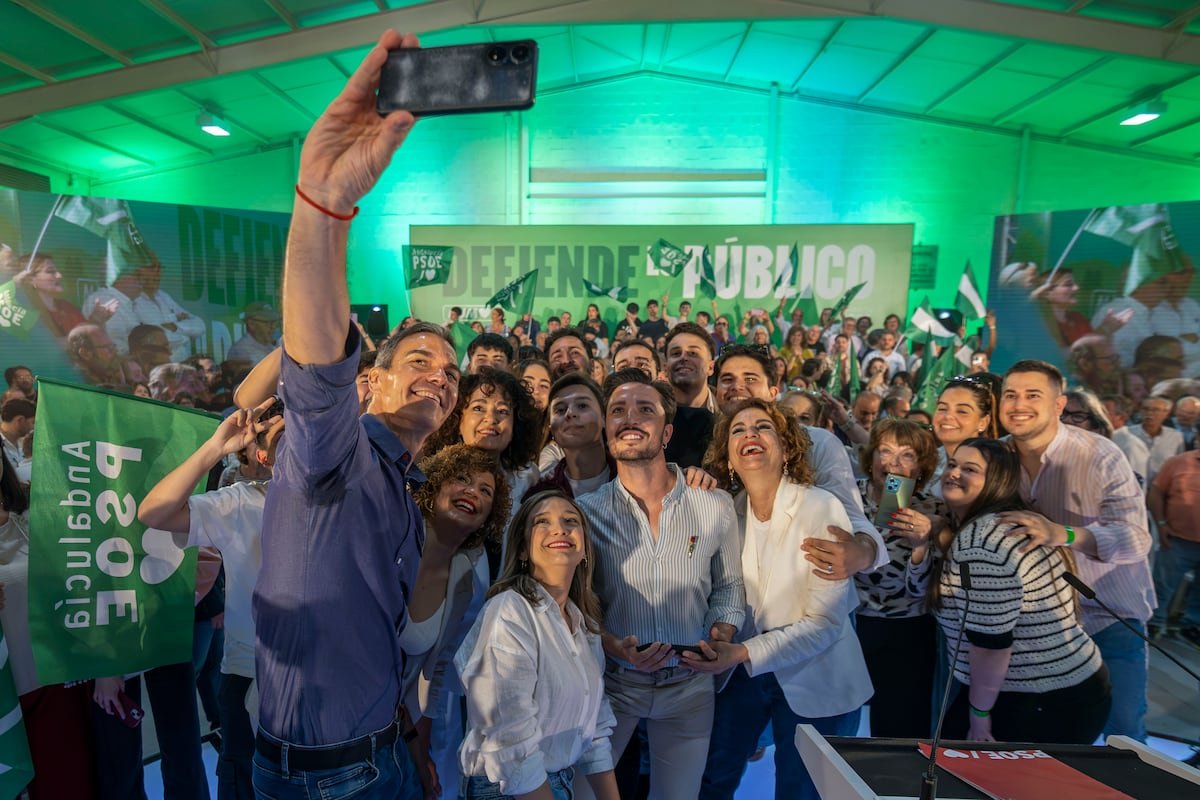 El secretario general del PSOE y presidente del Gobierno, Pedro Sánchez, y la candidata a la Presidencia de la Junta de Andalucía, María Jesús Montero, en el mitin de este domingo en Gibraleón. Foto: Alberto Díaz (EFE)