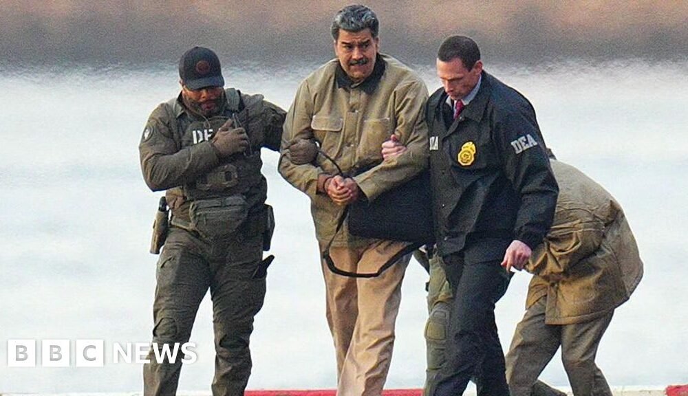 Nicolas Maduro se ve con las manos esposadas después de aterrizar en una plataforma helicóptero en Manhattan, escoltado por agentes federales fuertemente armados mientras se dirigen a un automóvil blindado camino al tribunal federal de Manhattan el 5 de enero de 2026 en la ciudad de Nueva York.