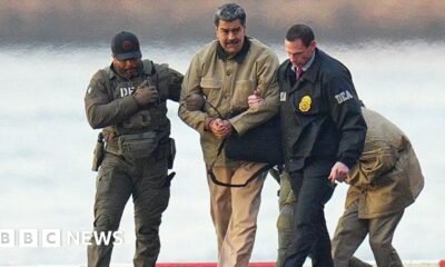 Nicolas Maduro se ve con las manos esposadas después de aterrizar en una plataforma helicóptero en Manhattan, escoltado por agentes federales fuertemente armados mientras se dirigen a un automóvil blindado camino al tribunal federal de Manhattan el 5 de enero de 2026 en la ciudad de Nueva York.