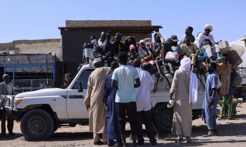 Personas desplazadas de Darfur se preparan para viajar unos 250km (155 millas) hacia el sur hasta Adre en la frontera entre Chad y Sudán, en una estación de transporte en Tine, en el este de Chad [Foto: Amr Abdallah Dalsh/Reuters]