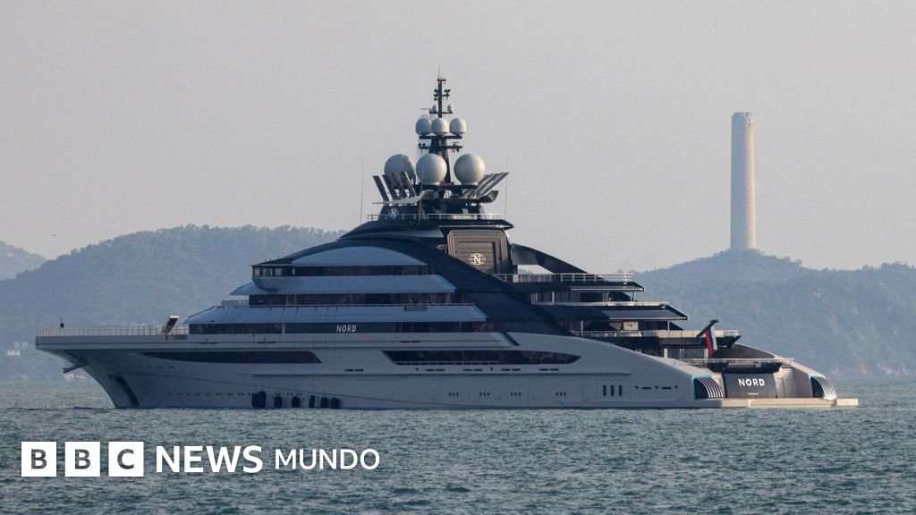 El lujoso yate de múltiples cubiertas, valorado en más de US$500 millones, navegó a través de la vía marítima del Golfo durante el fin de semana.