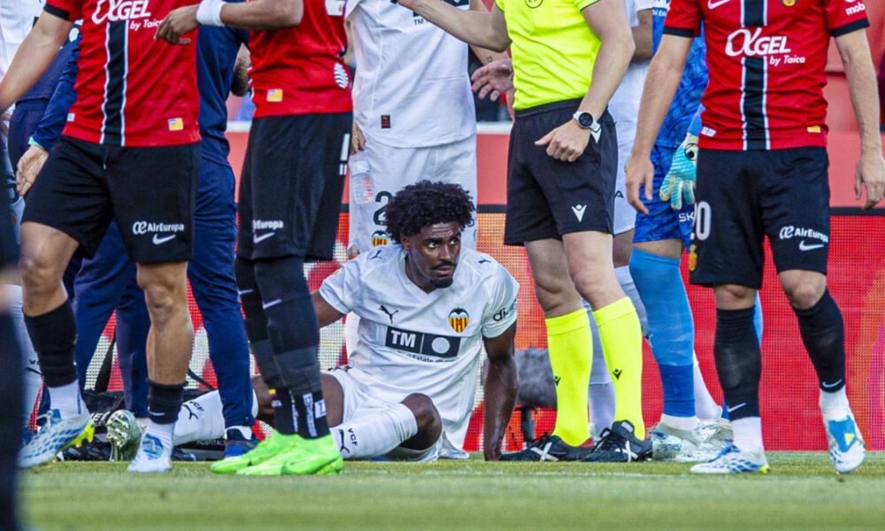 Thierry, en el momento de pedir el cambio durante el partido contra el Mallorca. VALENCIA CF