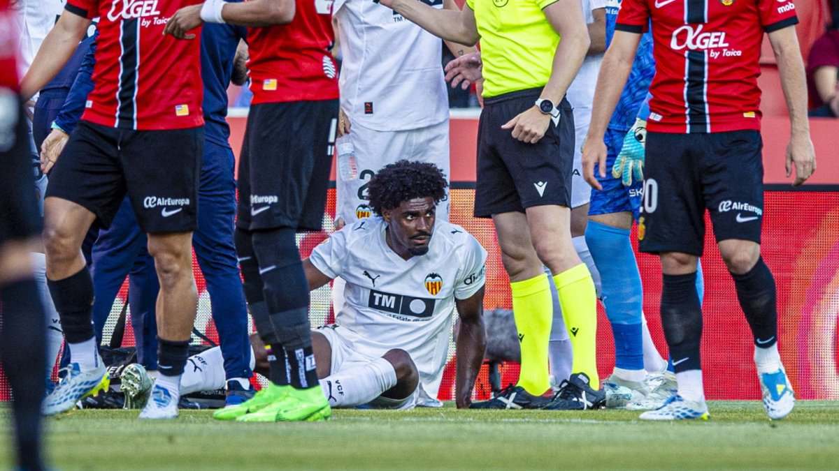 Thierry, en el momento de pedir el cambio durante el partido contra el Mallorca. VALENCIA CF