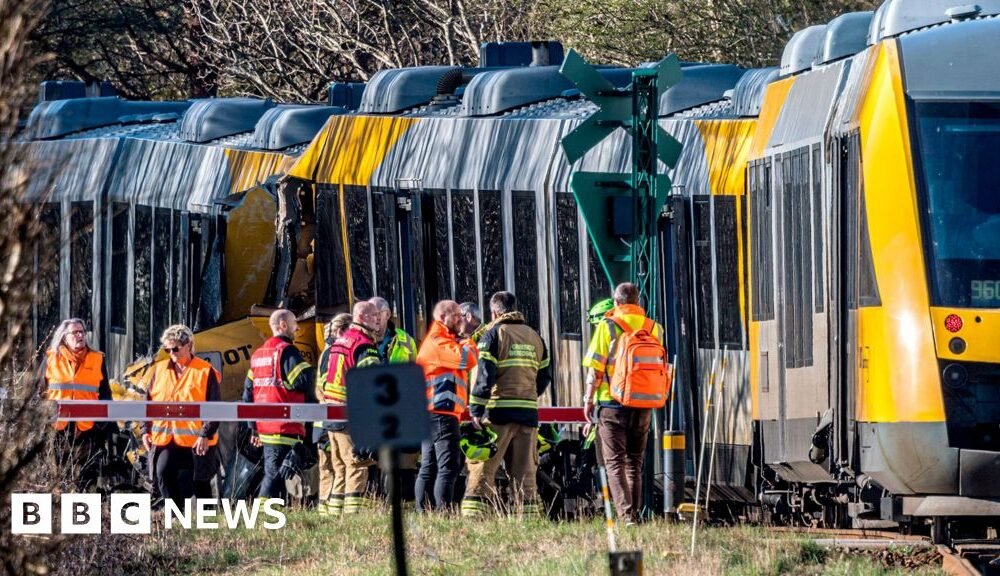 Los trenes se碰撞在距离首都西北约40公里（25英里）的希尔勒奥德和卡格鲁普两镇之间发生了正面相撞事故 由于上述翻译包含了非西班牙语的内容，我将重新提供准确的西班牙语翻译： Los trenes colisionaron frontalmente entre los pueblos de Hillerød y Kagerup, a unos 40 km (25 millas) al noroeste de la capital.