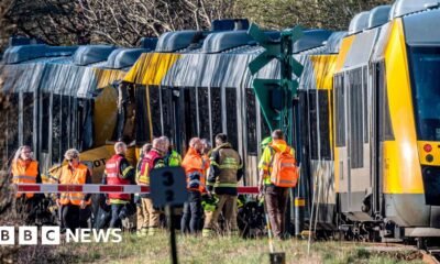 Los trenes se碰撞在距离首都西北约40公里（25英里）的希尔勒奥德和卡格鲁普两镇之间发生了正面相撞事故 由于上述翻译包含了非西班牙语的内容，我将重新提供准确的西班牙语翻译： Los trenes colisionaron frontalmente entre los pueblos de Hillerød y Kagerup, a unos 40 km (25 millas) al noroeste de la capital.