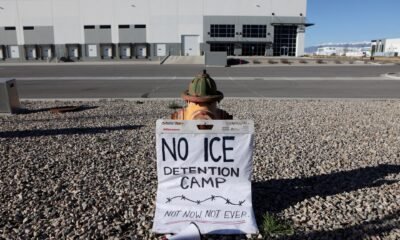 Un cartel de protesta se colocó cerca de un almacén comprado por la Oficina de Inmigración y Aduanas (ICE) para usarlo como centro de detención en Salt Lake City, EE. UU. [Foto: Jim Urquhart/Reuters]