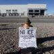 Un cartel de protesta se colocó cerca de un almacén comprado por la Oficina de Inmigración y Aduanas (ICE) para usarlo como centro de detención en Salt Lake City, EE. UU. [Foto: Jim Urquhart/Reuters]