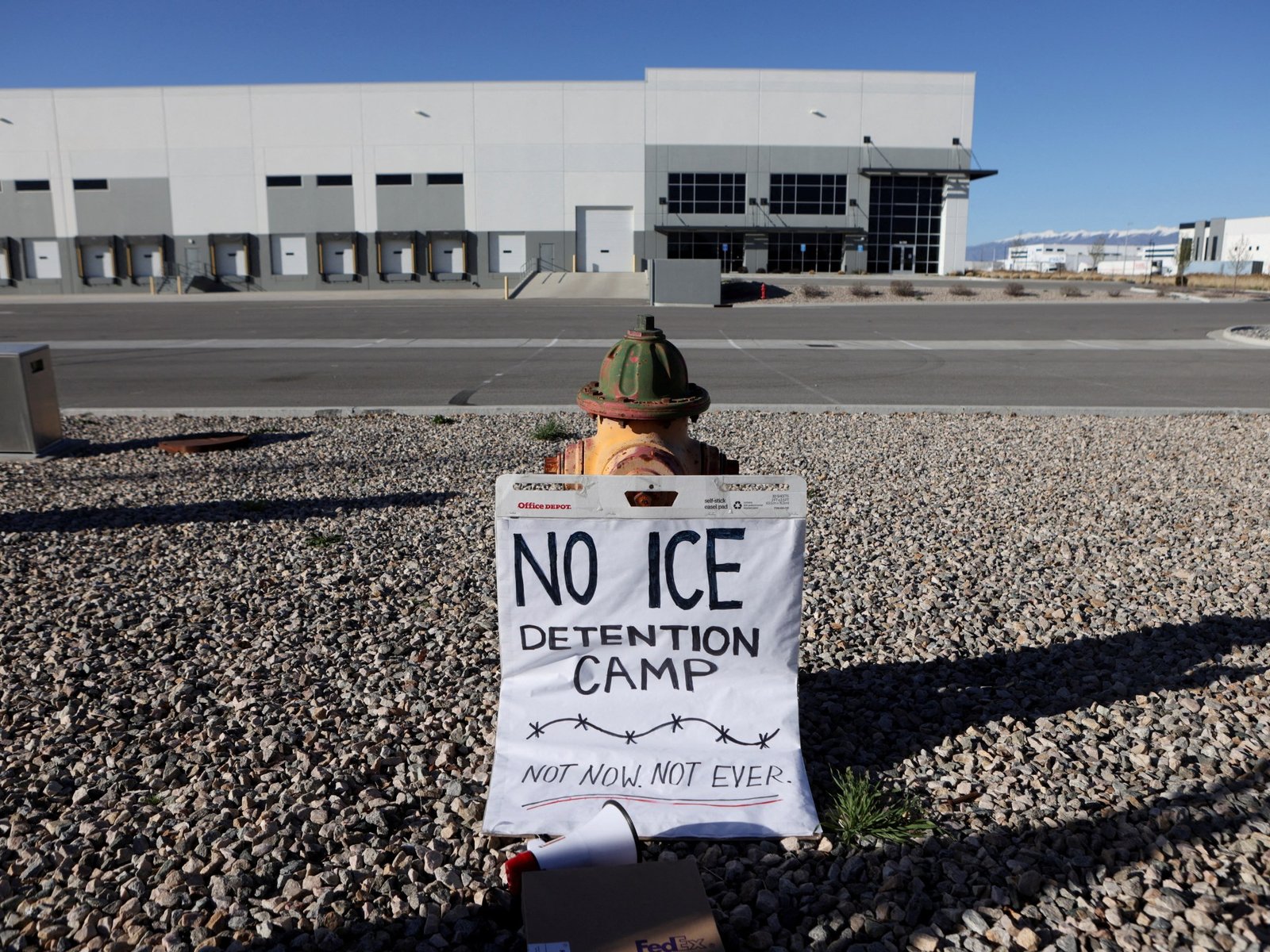 Un cartel de protesta se colocó cerca de un almacén comprado por la Oficina de Inmigración y Aduanas (ICE) para usarlo como centro de detención en Salt Lake City, EE. UU. [Foto: Jim Urquhart/Reuters]