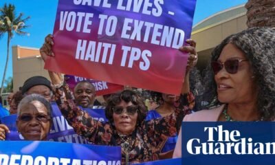 Miembros de la comunidad haitiana sostienen carteles en apoyo a la extensión del EPT. Foto: Carl Juste/TNS/Zuma/Shutterstock