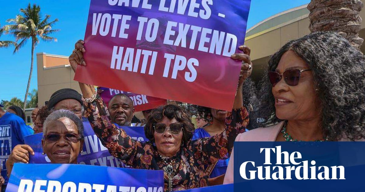 Miembros de la comunidad haitiana sostienen carteles en apoyo a la extensión del EPT. Foto: Carl Juste/TNS/Zuma/Shutterstock