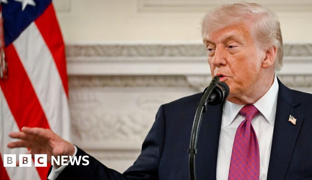 Una pantalla digital muestra "Bienvenido a Islamabad" mientras Pakistán se prepara para recibir a Estados Unidos e Irán para la segunda fase de las conversaciones de paz en Islamabad, que fueron pospuestas el martes.