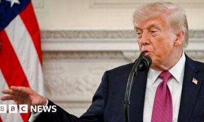 Una pantalla digital muestra "Bienvenido a Islamabad" mientras Pakistán se prepara para recibir a Estados Unidos e Irán para la segunda fase de las conversaciones de paz en Islamabad, que fueron pospuestas el martes.