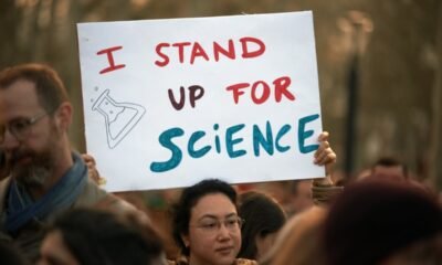 Una mujer sostiene una pancarta que dice "Yo defiendo la ciencia" durante una manifestación en Toulouse, Francia, en solidaridad con los científicos estadounidenses y los recortes impuestos por Donald Trump, en agosto de 2025. Alain Pitton (Getty Images)