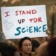 Una mujer sostiene una pancarta que dice "Yo defiendo la ciencia" durante una manifestación en Toulouse, Francia, en solidaridad con los científicos estadounidenses y los recortes impuestos por Donald Trump, en agosto de 2025. Alain Pitton (Getty Images)