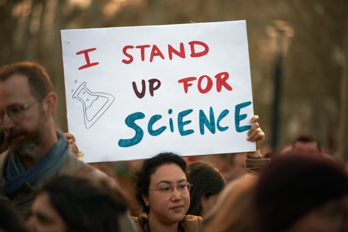 Una mujer sostiene una pancarta que dice "Yo defiendo la ciencia" durante una manifestación en Toulouse, Francia, en solidaridad con los científicos estadounidenses y los recortes impuestos por Donald Trump, en agosto de 2025. Alain Pitton (Getty Images)