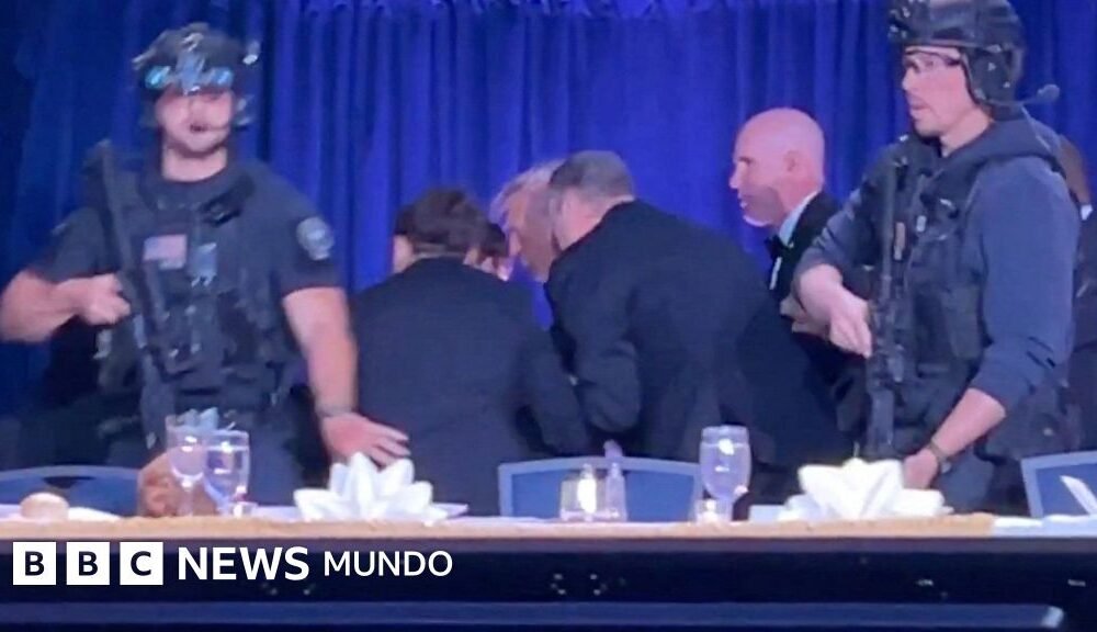 Título del video, El momento en que Trump salió apresuradamente de la Cena de Corresponsales de la Casa Blanca tras escucharse presuntos disparos.
