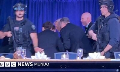 Título del video, El momento en que Trump salió apresuradamente de la Cena de Corresponsales de la Casa Blanca tras escucharse presuntos disparos.