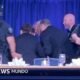 Título del video, El momento en que Trump salió apresuradamente de la Cena de Corresponsales de la Casa Blanca tras escucharse presuntos disparos.