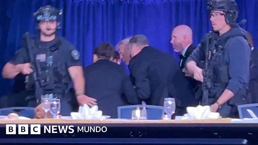 Título del video, El momento en que Trump salió apresuradamente de la Cena de Corresponsales de la Casa Blanca tras escucharse presuntos disparos.