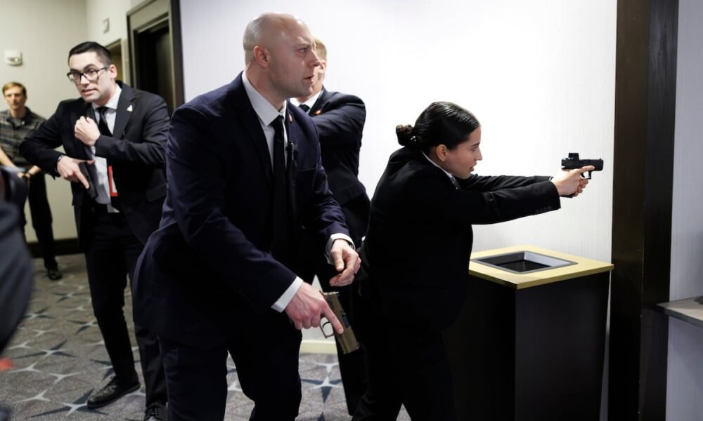 Agentes resguardan el hotel Hilton en Washington, luego de que Trump fuera evacuado. Foto: AP | Vídeo: EPV