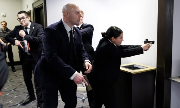Agentes resguardan el hotel Hilton en Washington, luego de que Trump fuera evacuado. Foto: AP | Vídeo: EPV