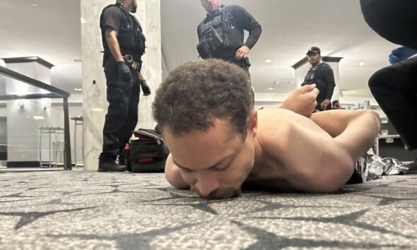 Momento en que es sometido el sospechoso del intento de atendado. Foto: EPV | Vídeo: EFE