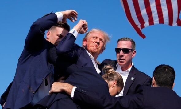 Donald Trump tras el atentado cuando daba un mitin en Butler, Pensilvania, el 13 de julio de 2024. Foto: Evan Vucci (AP) | Vídeo: AP, Reuters