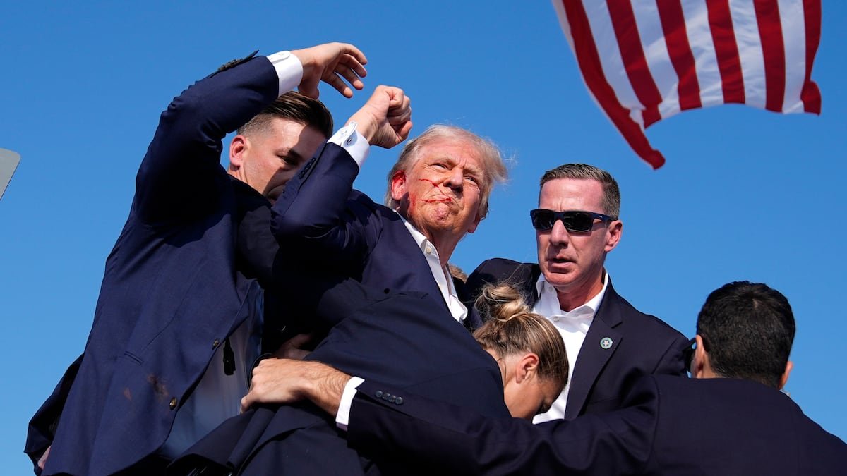 Donald Trump tras el atentado cuando daba un mitin en Butler, Pensilvania, el 13 de julio de 2024. Foto: Evan Vucci (AP) | Vídeo: AP, Reuters
