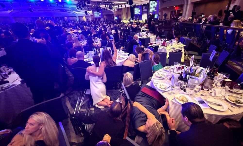 Los invitados se resguardan en la Cena de Corresponsales de la Casa Blanca, este sábado. Foto: REUTERS | Vídeo: Evan Vuci (REUTERS)