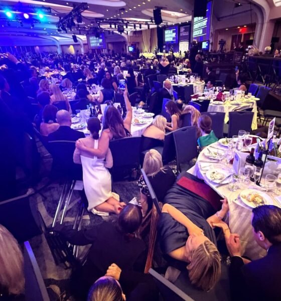 Los invitados se resguardan en la Cena de Corresponsales de la Casa Blanca, este sábado. Foto: REUTERS | Vídeo: Evan Vuci (REUTERS)