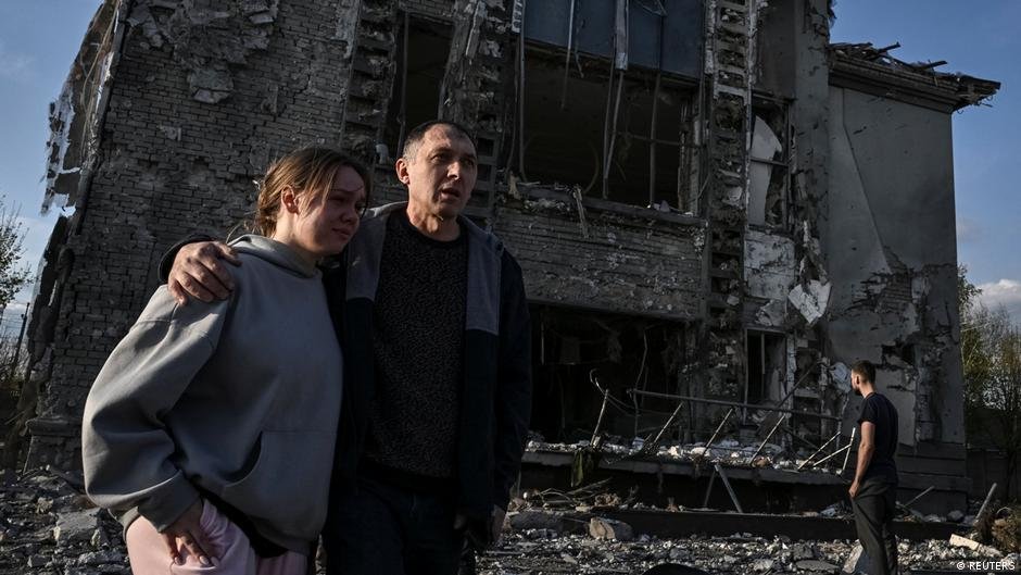 Residentes reaccionan ante una iglesia alcanzada por un ataque aéreo ruso en Zaporiyia, Ucrania (16.06.2026) Imagen: REUTERS
