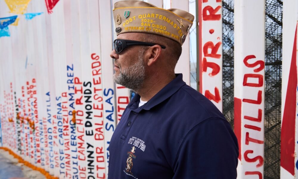 Benito Miranda Hernández se encuentra fuera de un centro de empleo para veteranos en San Diego, California [Anna Oakes/Al Jazeera]