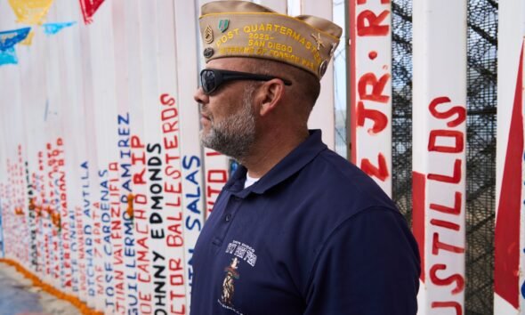 Benito Miranda Hernández se encuentra fuera de un centro de empleo para veteranos en San Diego, California [Anna Oakes/Al Jazeera]